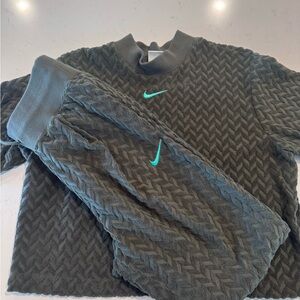 Nike Men's Textured Gray Crewneck Sweater
